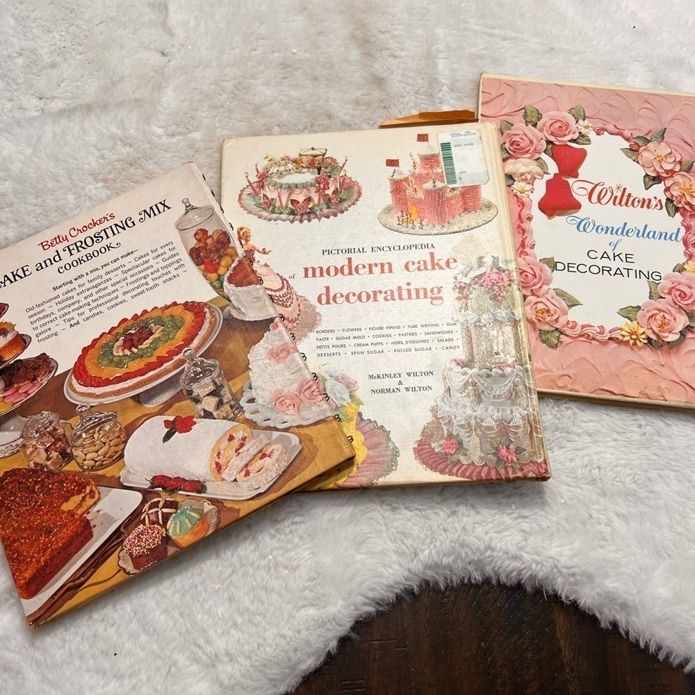 Modern Cake Decorating books Wilton Betty Crocker